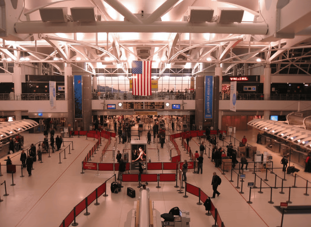 Một trong những sân bay bận rộn nhất thế giới nên bạn cần đến sớm để tránh rủi ro về thời gian trong quá trình làm thủ tục